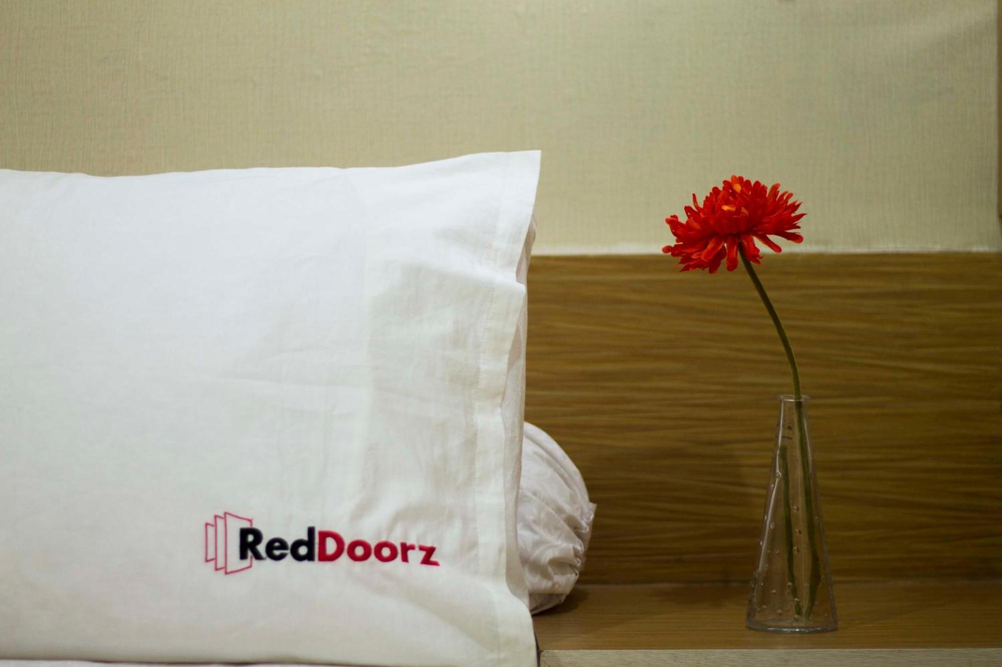 Hotel Reddoorz Near Balai Kota Surabaja Exteriér fotografie